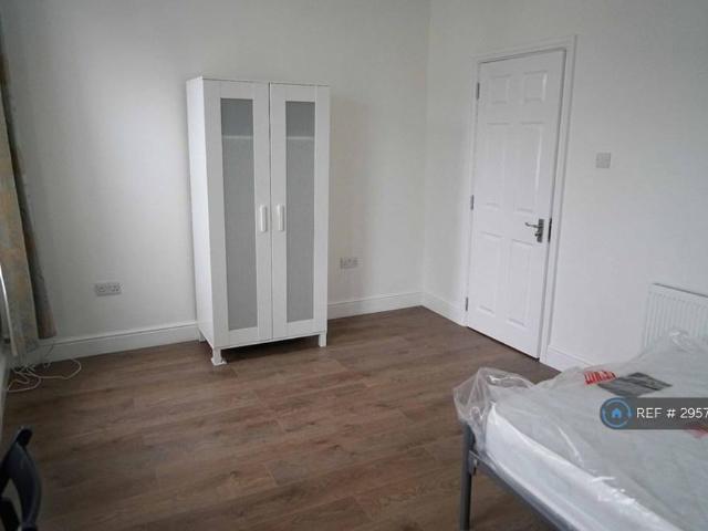 6 bedroom terraced house to rent