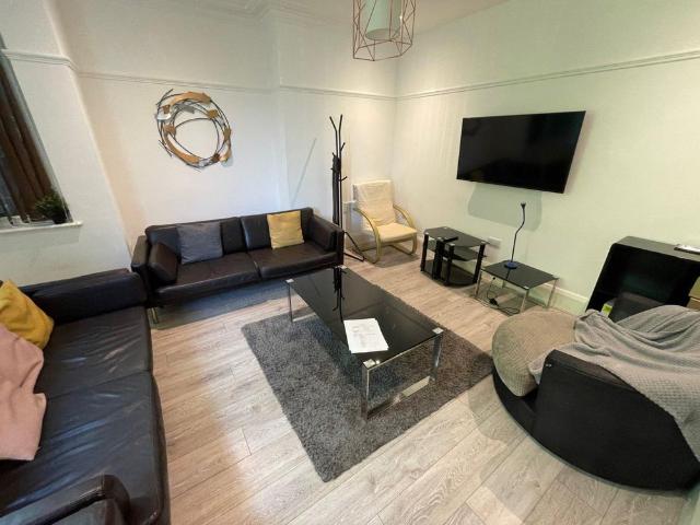 6 bedroom terraced house to rent