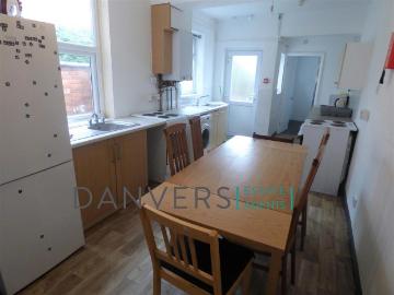 6 bedroom terraced house to rent