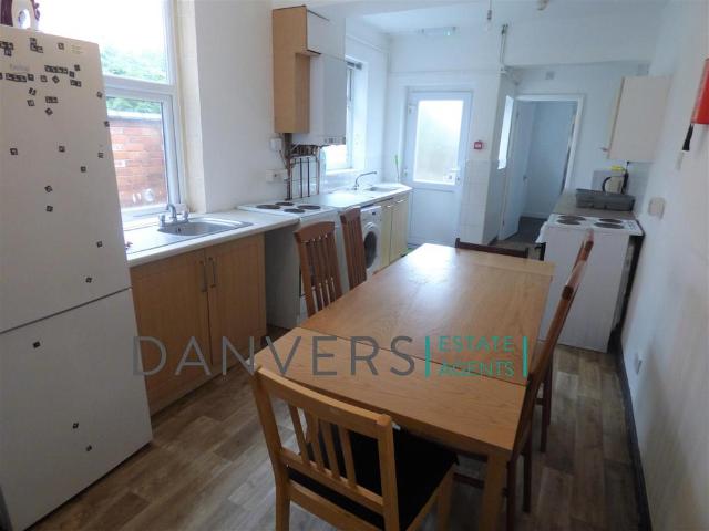 6 bedroom terraced house to rent