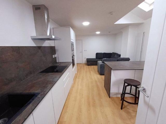 6 bedroom terraced house to rent