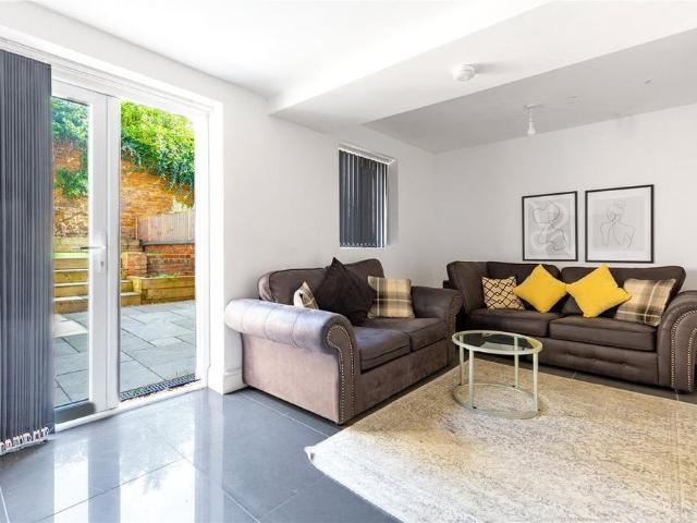 6 bedroom terraced house to rent