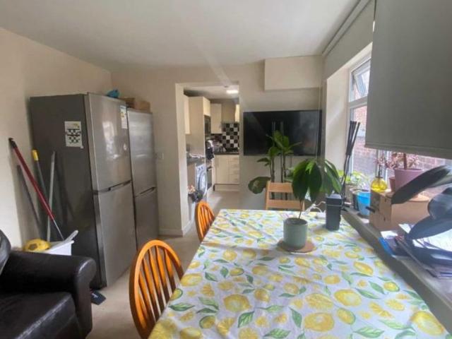 6 bedroom terraced house to rent