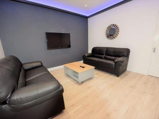 6 bedroom terraced house to rent