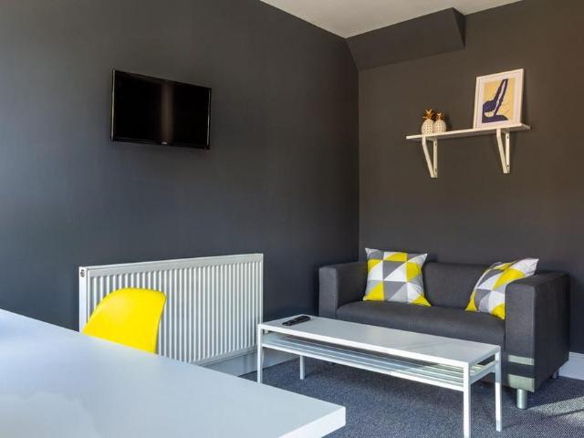 6 bedroom terraced house to rent