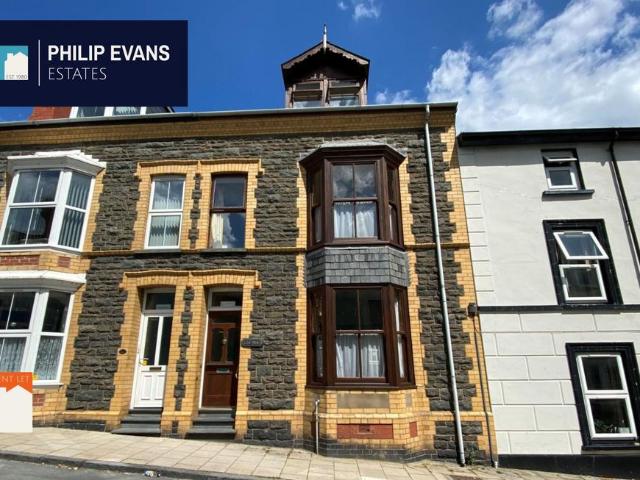 6 bedroom terraced house to rent