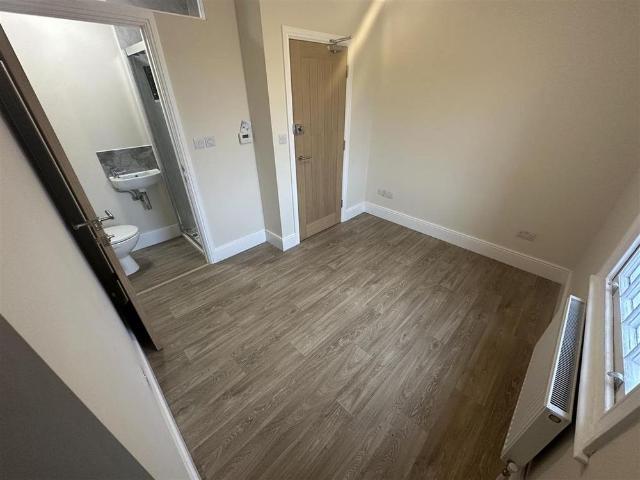 6 bedroom terraced house to rent