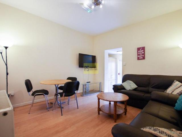 6 bedroom terraced house to rent