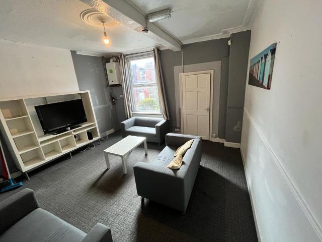 6 bedroom terraced house to rent