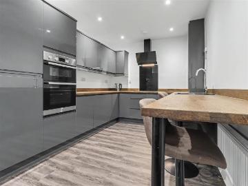 6 bedroom terraced house to rent