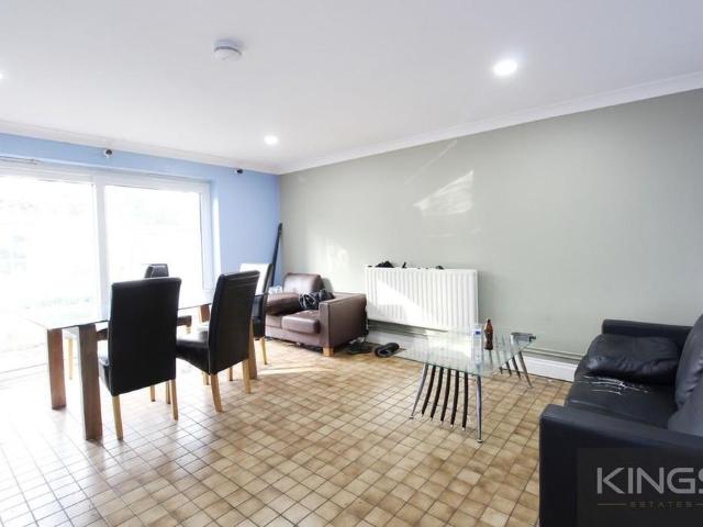 6 bedroom terraced house to rent