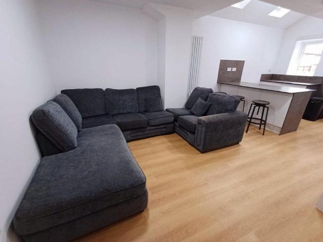 6 bedroom terraced house to rent