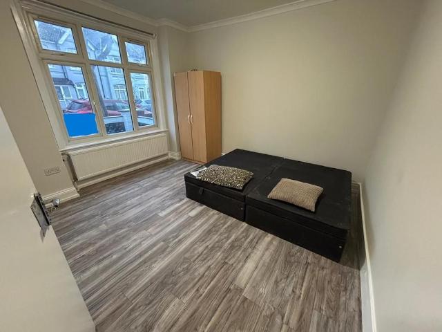 6 bedroom terraced house to rent
