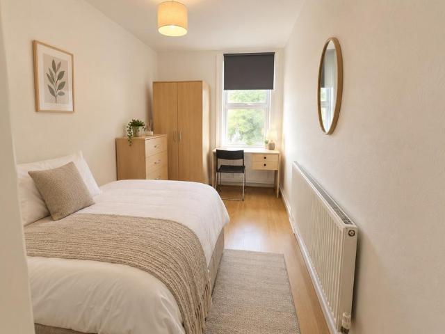6 bedroom terraced house to rent