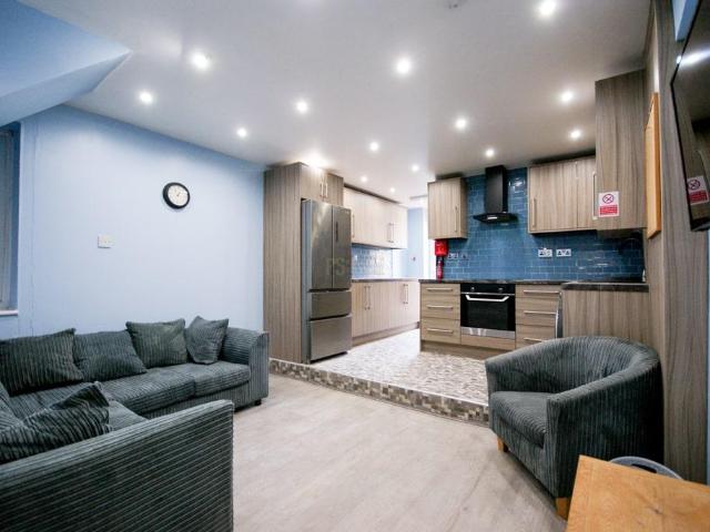 6 bedroom terraced house to rent
