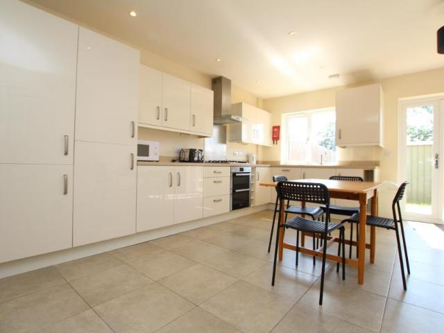 6 bedroom terraced house to rent