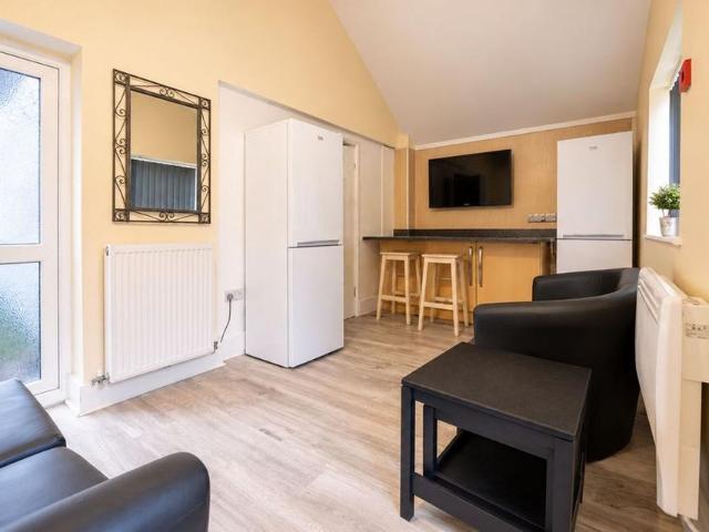 6 bedroom terraced house to rent