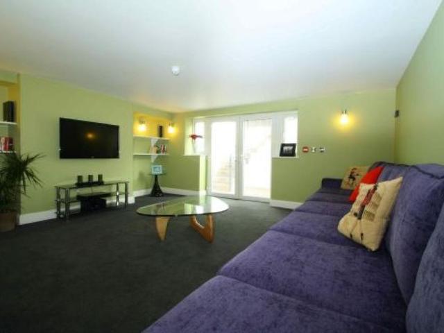 6 bedroom terraced house to rent