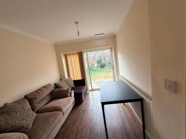 6 bedroom terraced house to rent