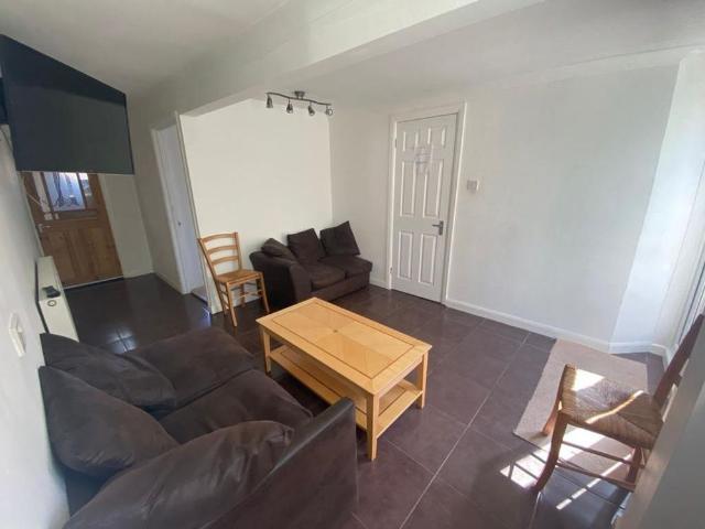 6 bedroom terraced house to rent