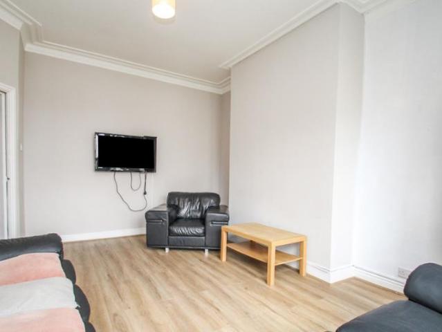 6 bedroom terraced house to rent
