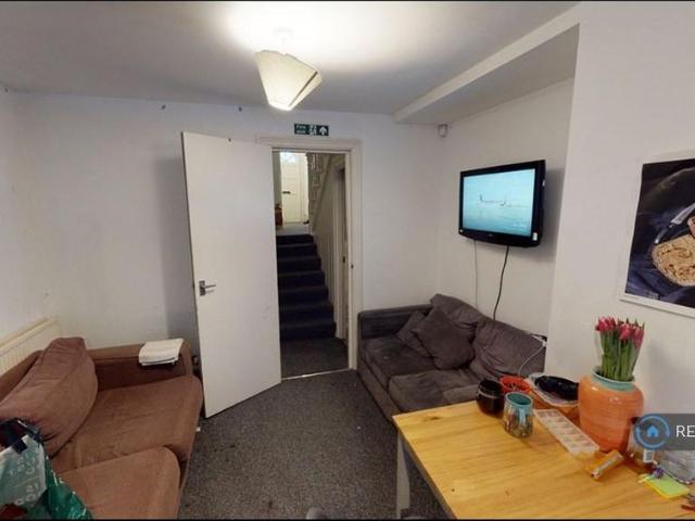 6 bedroom terraced house to rent