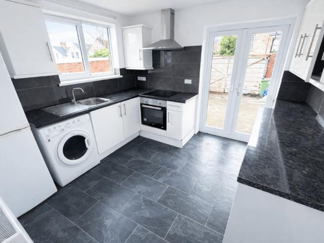 6 bedroom terraced house to rent