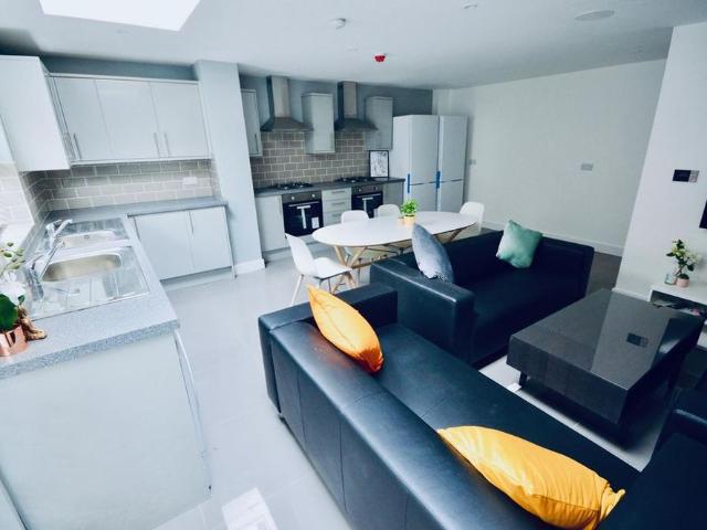 6 bedroom terraced house to rent