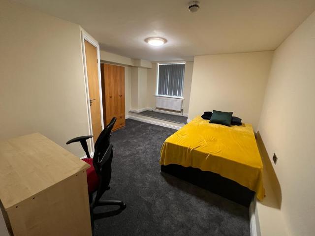 6 bedroom terraced house to rent