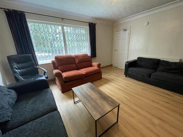 6 bedroom terraced house to rent