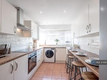 6 bedroom terraced house to rent