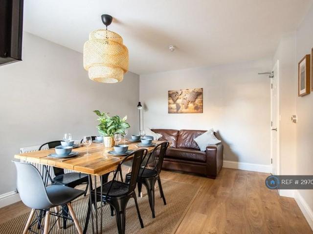 6 bedroom terraced house to rent