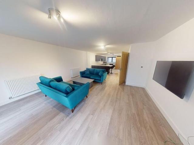 6 bedroom terraced house to rent