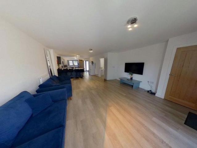 6 bedroom terraced house to rent