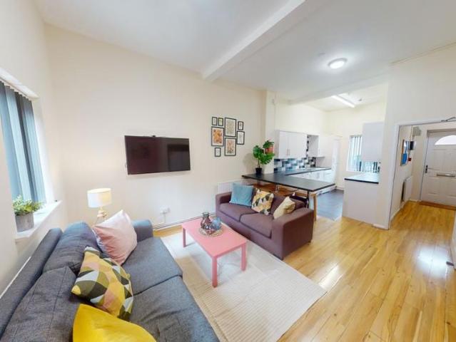 6 bedroom terraced house to rent