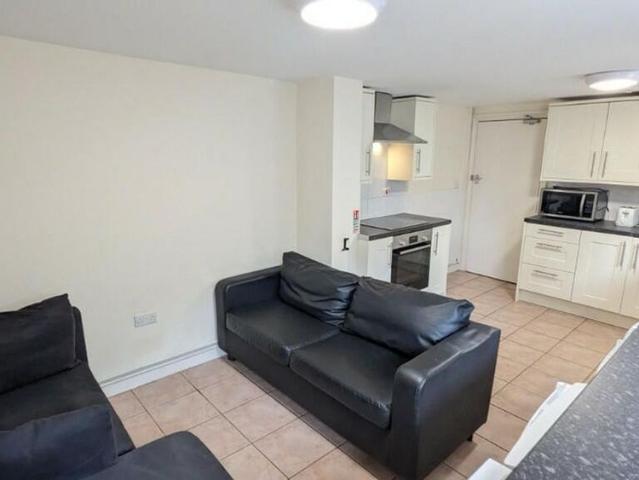 6 bedroom terraced house to rent