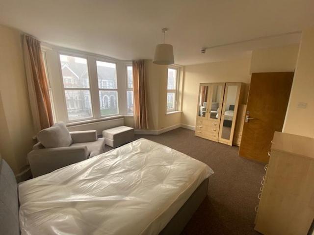 6 bedroom terraced house to rent