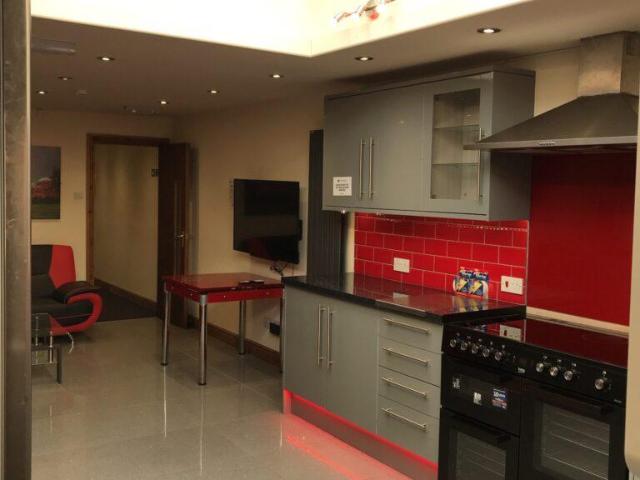 6 bedroom terraced house to rent