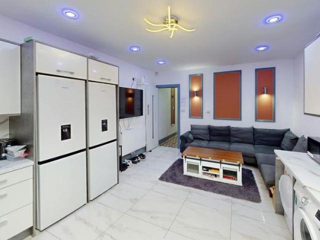6 bedroom terraced house to rent