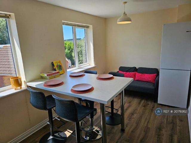 6 bedroom terraced house to rent