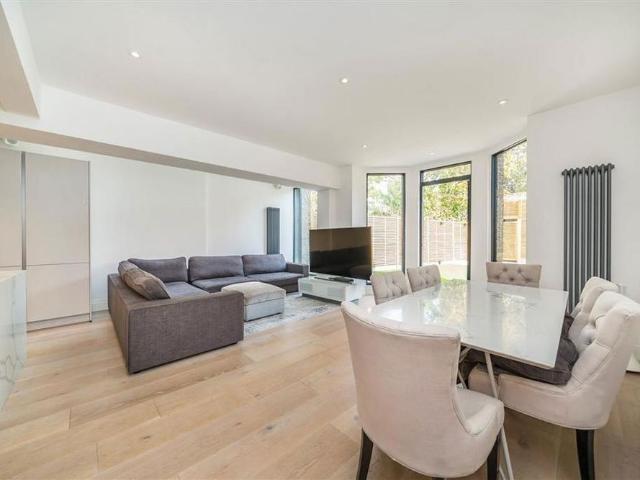 6 bedroom terraced house to rent