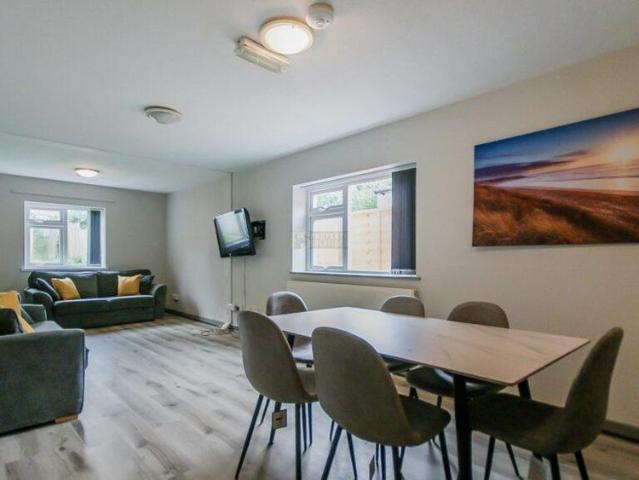 6 bedroom terraced house to rent