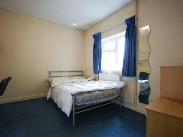6 bedroom terraced house to rent