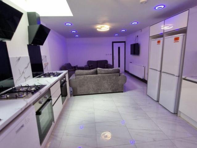 6 bedroom terraced house to rent
