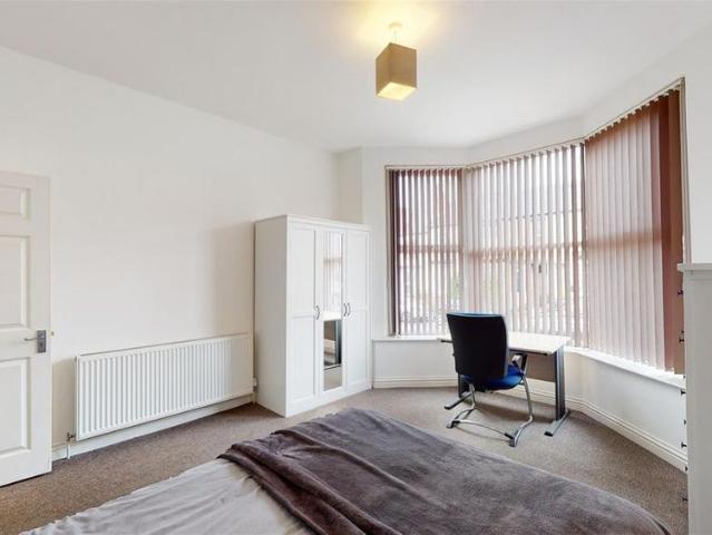 6 bedroom terraced house to rent