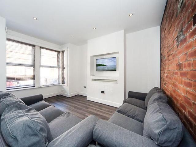 6 bedroom terraced house to rent
