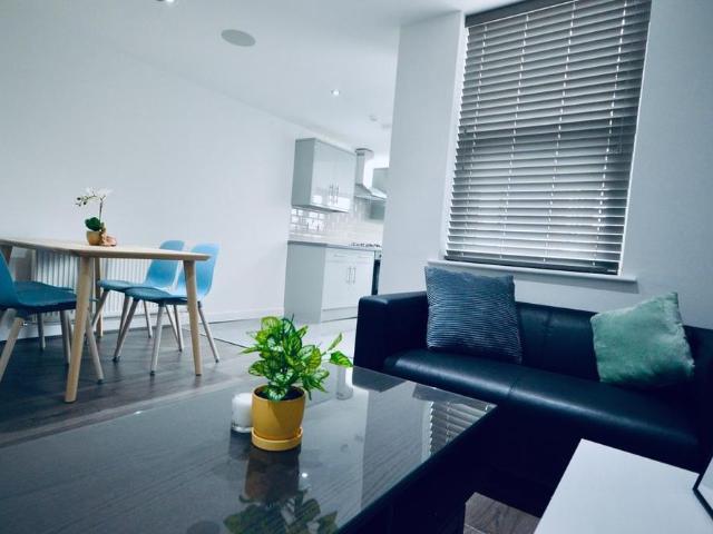6 bedroom terraced house to rent