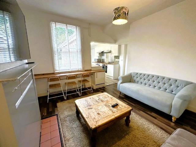 6 bedroom terraced house to rent
