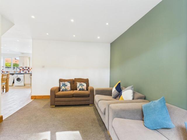 6 bedroom terraced house to rent