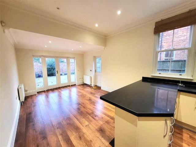 6 bedroom terraced house to rent